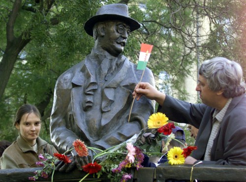 Hungarians place flowers and a flag October 23 2000, onto the statue of late Prime Minister Imre Nagy, who was a leader of the 1956 anti-communist revolution. LB/ - RP2DRHZTNZAA