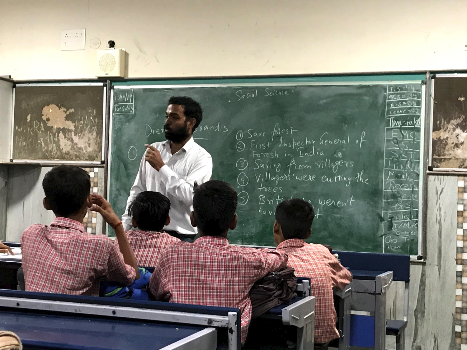 Man teaches happiness class in India