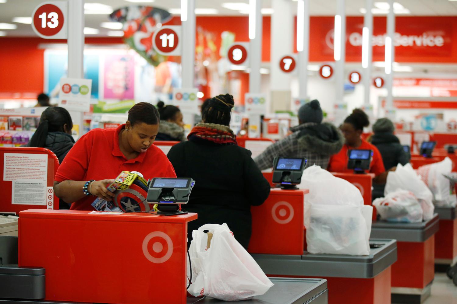 Cashiers check out for Thanksgiving Day shoppers at a Target store in Chicago, November 27, 2014. REUTERS/Andrew Nelles (UNITED STATES - Tags: BUSINESS SOCIETY) - GM1EABS0QE601