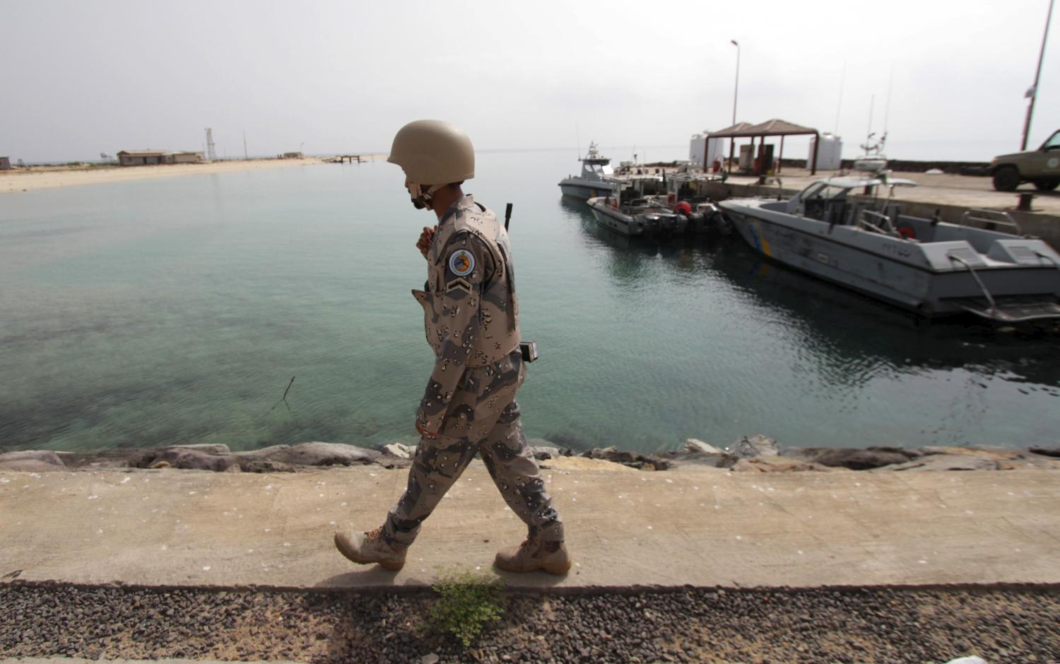 A Saudi border guard patrols Saudi Arabia's maritime border with Yemen along a beach on the Red Sea, near Jizan April 8, 2015. Iran sent two warships to the Gulf of Aden on Wednesday, state media reported, establishing a military presence off the coast of Yemen where Saudi Arabia is leading a bombing campaign to oust the Iran-allied Houthi movement. REUTERS/Faisal Al Nasser - GF10000052482