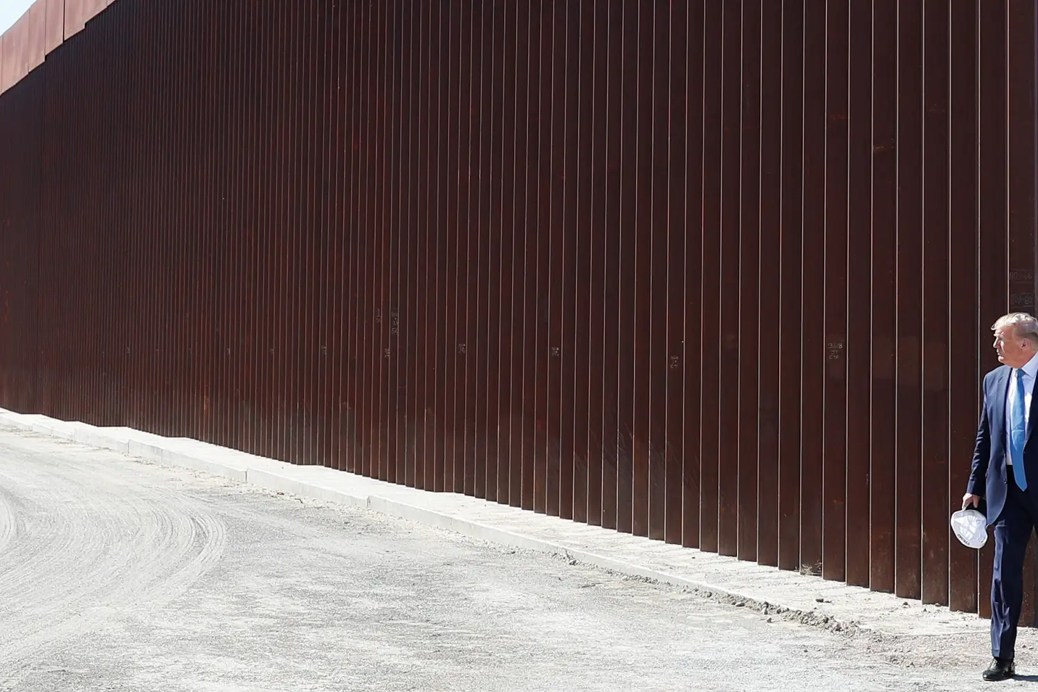 U.S. President Donald Trump visits a section of the U.S.-Mexico border wall in Otay Mesa, California, U.S. September 18, 2019. REUTERS/Tom Brenner - RC163F1B91F0