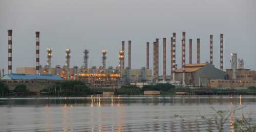 A general view of Abadan oil refinery in southwest Iran, is pictured from Iraqi side of Shatt al-Arab in Al-Faw south of Basra, Iraq September 21, 2019. REUTERS/Essam Al-Sudani - RC156ACB6840