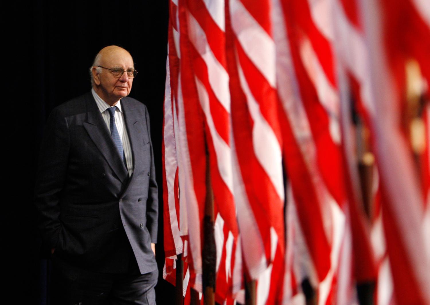 Paul Volcker arrives for a news conference where US President-elect Barack Obama (not pictured) presented his choices for his newly formed Economic Recovery Board in Chicago November 26, 2008. Volcker, 81, will be the chair of the panel and Austan Goolsbee (not pictured) will serve as its staff director. REUTERS/John  Gress (UNITED STATES) - GM1E4BR02S801