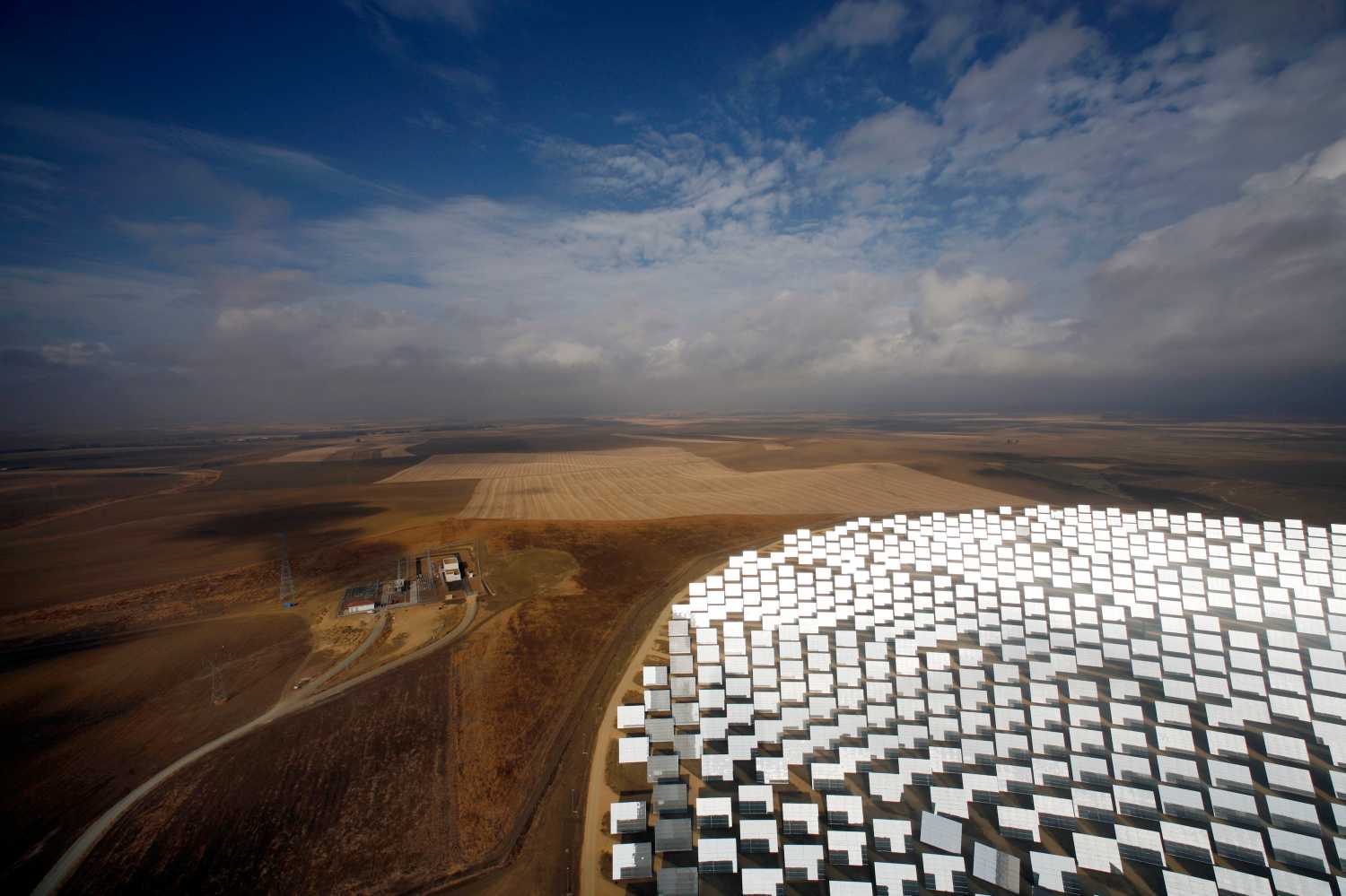 A general view of the new PS20 solar plant which was inaugurated last month at "Solucar" solar park in Sanlucar La Mayor, near Seville, October 7, 2009. The solar thermal power plant uses mirrors to concentrate the sun's rays onto towers where they produce steam to drive a turbine, producing electricity.   REUTERS/Marcelo del Pozo (SPAIN ENERGY ENVIRONMENT SOCIETY IMAGES OF THE DAY) - GM1E5A71NB401