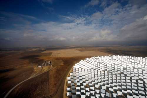 A general view of the new PS20 solar plant which was inaugurated last month at "Solucar" solar park in Sanlucar La Mayor, near Seville, October 7, 2009. The solar thermal power plant uses mirrors to concentrate the sun's rays onto towers where they produce steam to drive a turbine, producing electricity.   REUTERS/Marcelo del Pozo (SPAIN ENERGY ENVIRONMENT SOCIETY IMAGES OF THE DAY) - GM1E5A71NB401