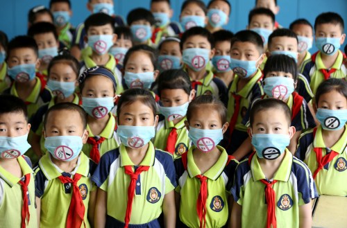 Primary school students wear masks with No Smoking sign during an event to promote the World No Tobacco Day on May 31, in Linyi, Shandong province, China May 30, 2019. China Daily via REUTERS  ATTENTION EDITORS - THIS IMAGE WAS PROVIDED BY A THIRD PARTY. CHINA OUT. - RC1DEBFED000