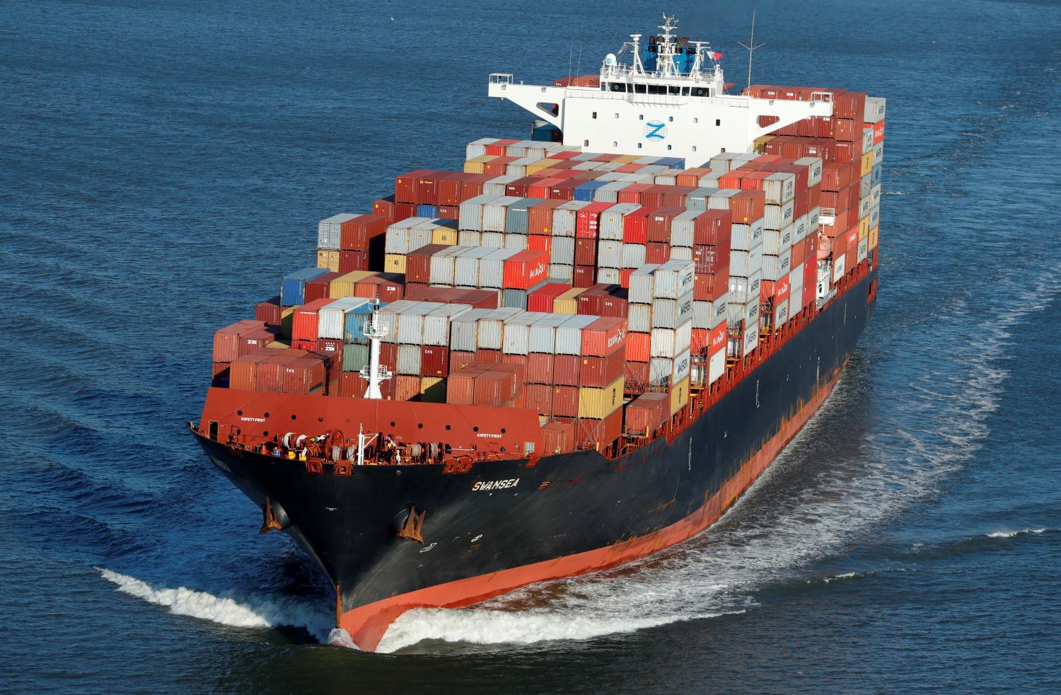 Athletics - New York City Marathon - New York, New York, United States - November 3, 2019  General view of a cargo ship before the start of the marathon  REUTERS/Lucas Jackson - RC131F539D50