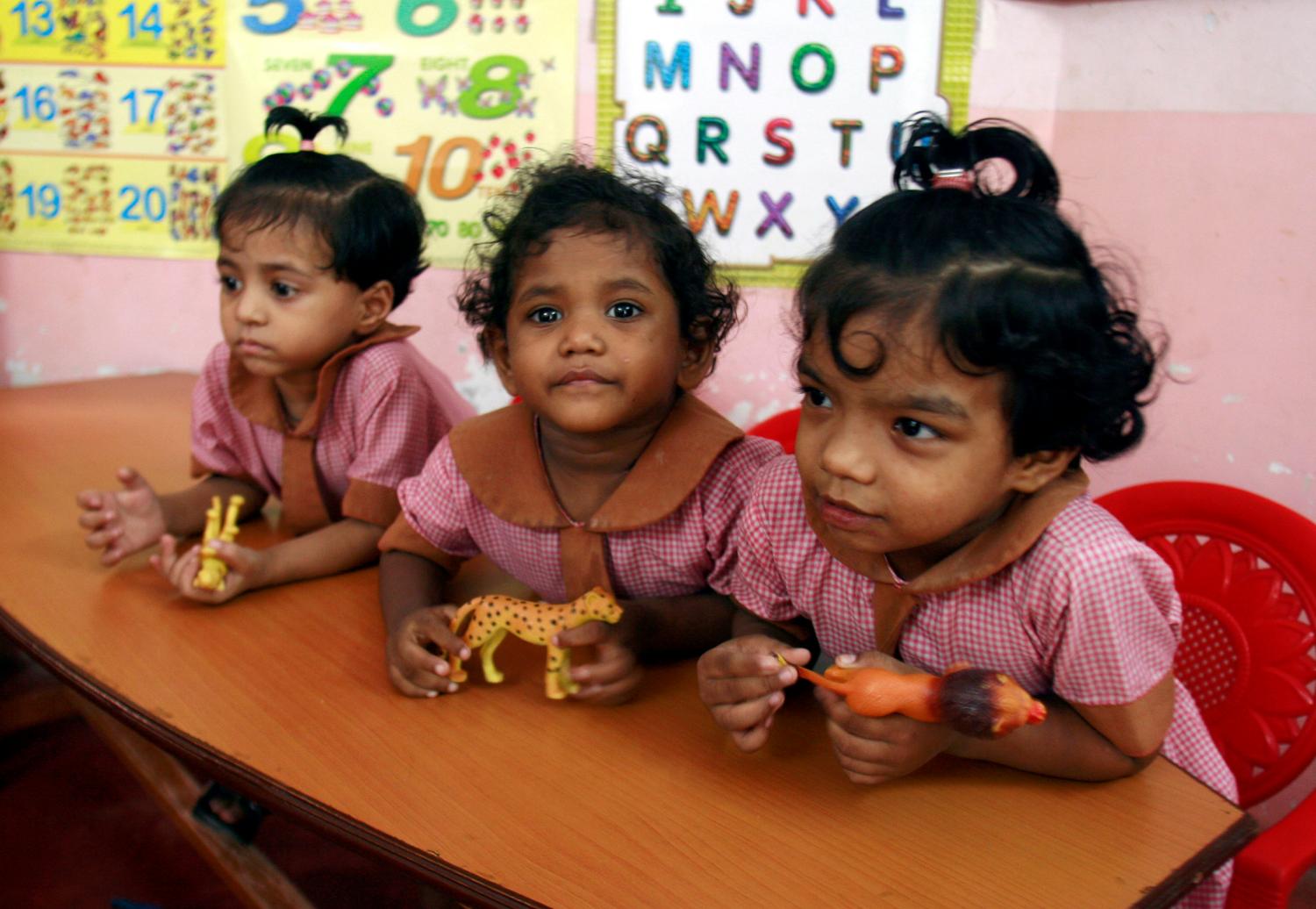 Girls attend a class at "Shishu Bhavan", a home for orphans run by the Global Missionaries of Charity order of nuns, in the eastern Indian city of Kolkata September 4, 2007. REUTERS/Jayanta Shaw (INDIA) - GM1DWBSTPEAA