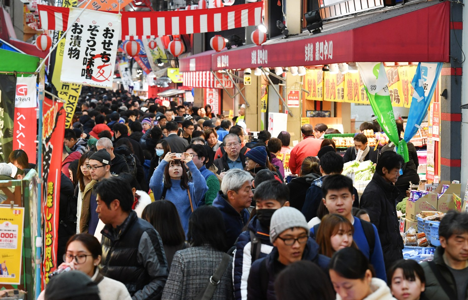 Shoppers crowd at the Kuromon Ichiba to purchase ingredients for New Year's dishes in Osaka on Dec. 30, 2019, the end of year. Shops were overflowing with marine products such as crab, tuna, meat and processed foods.   ( The Yomiuri Shimbun )