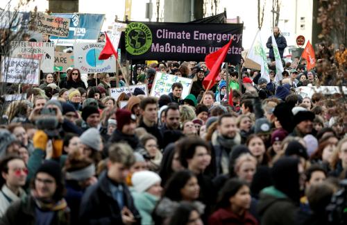 Students and activists attend a protest march to call for action against climate change, in Vienna, Austria, November 29, 2019. REUTERS/Leonhard Foeger - RC2ZKD9IRNTV