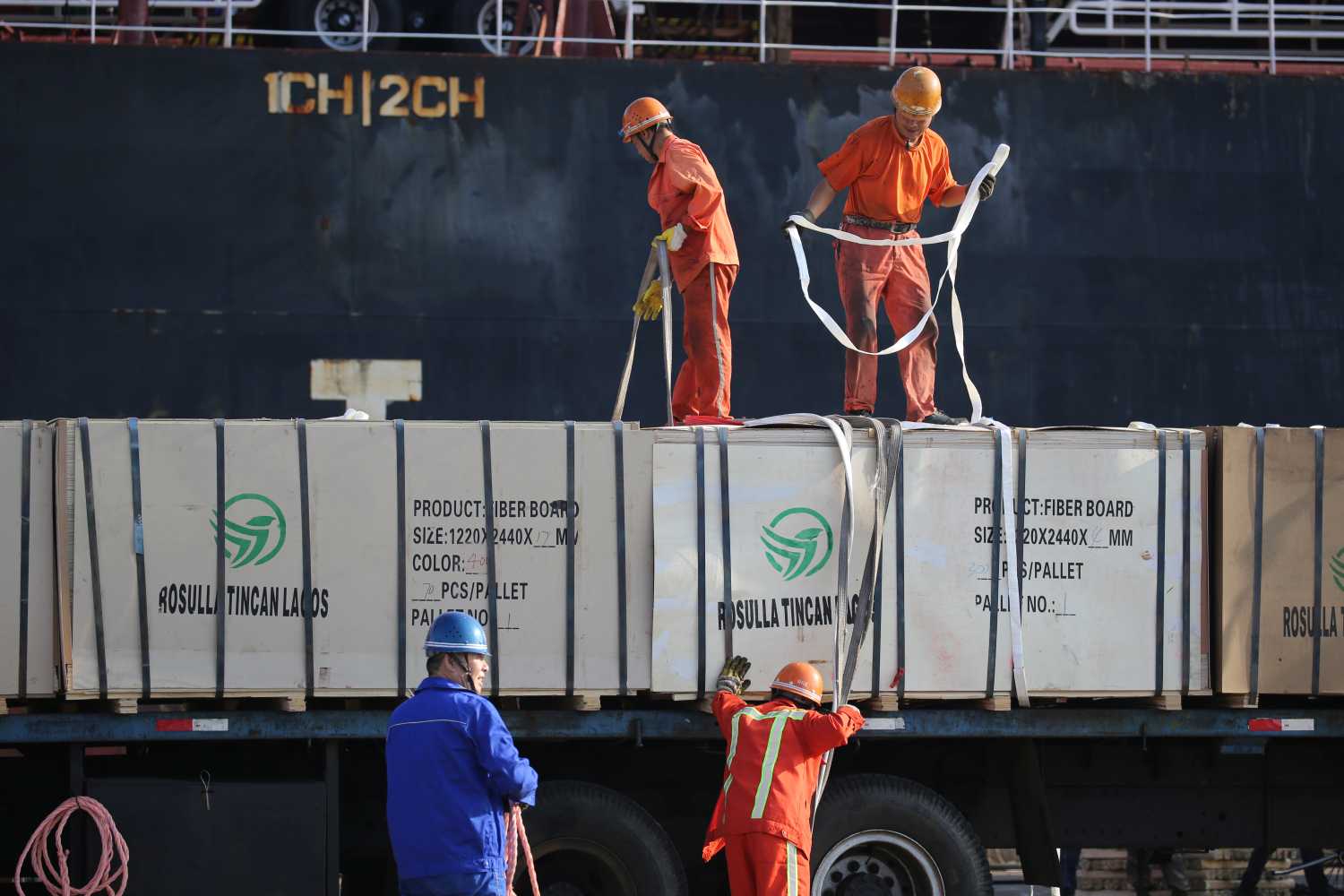Workers transport goods on a truck near a cargo ship at a port in Lianyungang, Jiangsu province, China September 13, 2019. REUTERS/Stringer ATTENTION EDITORS - THIS IMAGE WAS PROVIDED BY A THIRD PARTY. CHINA OUT.