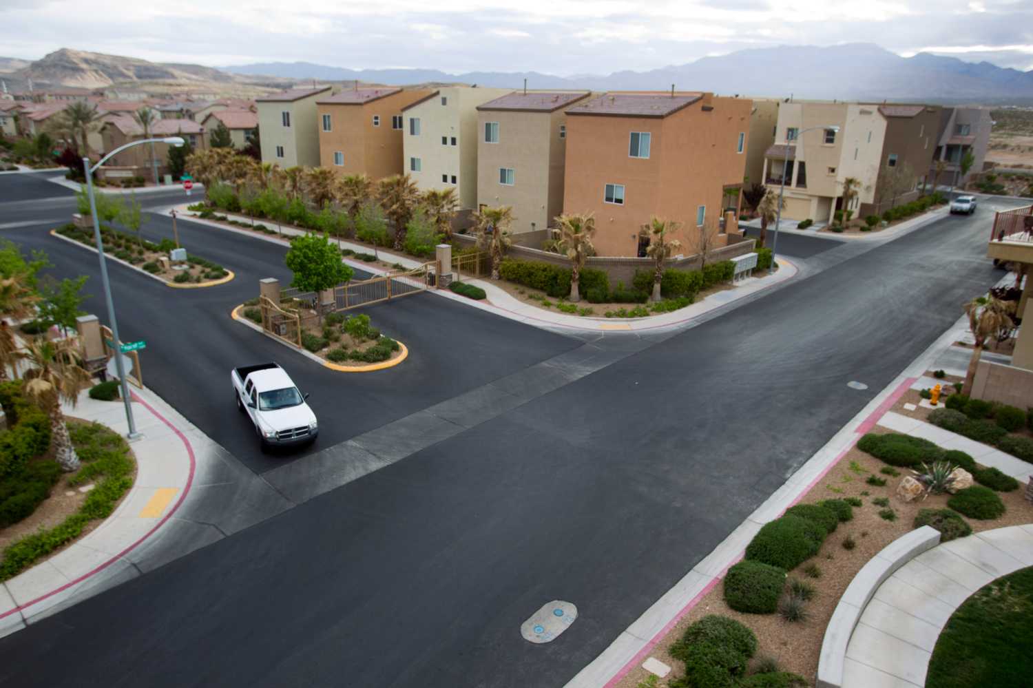 A view of a neighborhood with three story homes in Las Vegas, Nevada April 4, 2013. The buying of foreclosed homes and other distressed homes by three big institutional buyers is reshaping the housing market in Las Vegas.     REUTER/Steve Marcus (UNITED STATES - Tags: REAL ESTATE BUSINESS CONSTRUCTION)