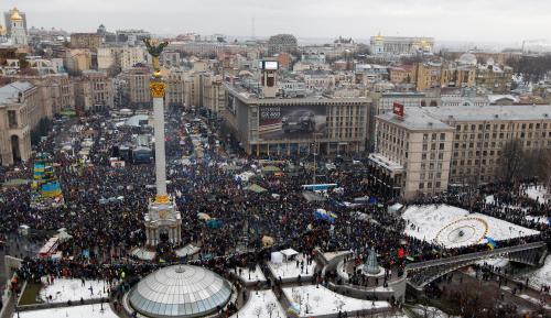 An aerial view shows Maidan Nezalezhnosti or Independence Square crowded by supporters of EU integration during a rally in central Kiev, December 8, 2013. Pro-Europe protesters flocked to Kiev's Independence Square on Sunday for a rally that organisers were hoping would swell to 1 million people, piling pressure on Ukrainian President Viktor Yanukovich to turn back from seeking closer ties to Russia. REUTERS/Vasily Fedosenko (UKRAINE  - Tags: POLITICS CIVIL UNREST CITYSCAPE)