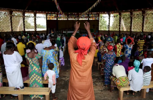 Faithful pray during a Sunday Mass in Saint Joseph Cathedral in Bambari, Central African Republic, October 18, 2015. Pope Francis' first Africa trip will highlight the problems of building dialog between Christianity and Islam as both religions grow fast on the continent, threatening to widen an already volatile fault line there between them. Picture taken October 18.    REUTERS/Goran Tomasevic