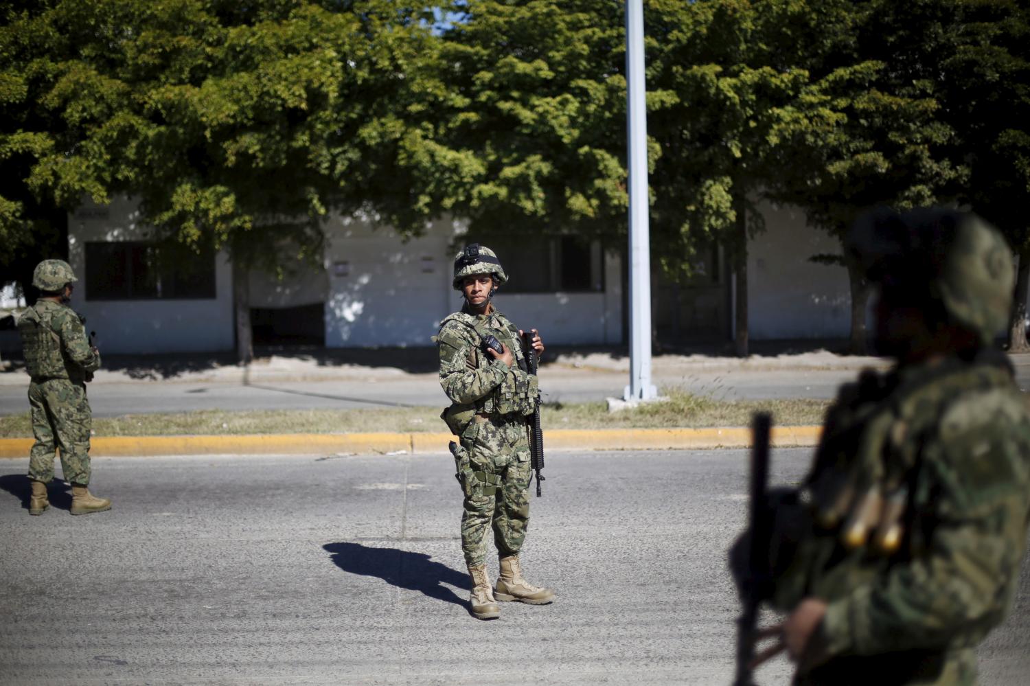 Soldiers stand outside a safe house, where five people were shot dead during an operation on Friday to recapture the world's top drug lord Joaquin "El Chapo" Guzman, at Jiquilpan Boulevard in Los Mochis, in Sinaloa state, Mexico, January 9, 2016. Mexico's government aims to fulfill a request from the United States to extradite the newly-recaptured drug lord Guzman to face drug trafficking charges, sources familiar with the situation said on Saturday. REUTERS/Edgard Garrido