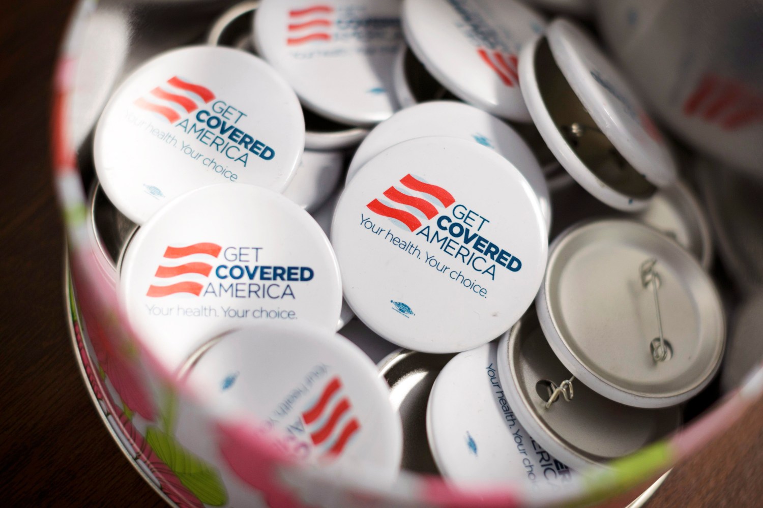 Get Covered America buttons are seen during a training session in Chicago, Illinois September 7, 2013 before volunteers canvas a Chicago neighborhood to talk with residents about the Affordable Care Act - also known as Obamacare. Picture taken September 7, 2013.   REUTERS/John Gress   (UNITED STATES - Tags: HEALTH POLITICS)