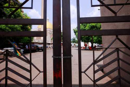A chain is used to secure the gate of the Abuja National Mosque, as the spread of the coronavirus disease (COVID-19) continues in Abuja, Nigeria March 27, 2020. REUTERS/Afolabi Sotunde