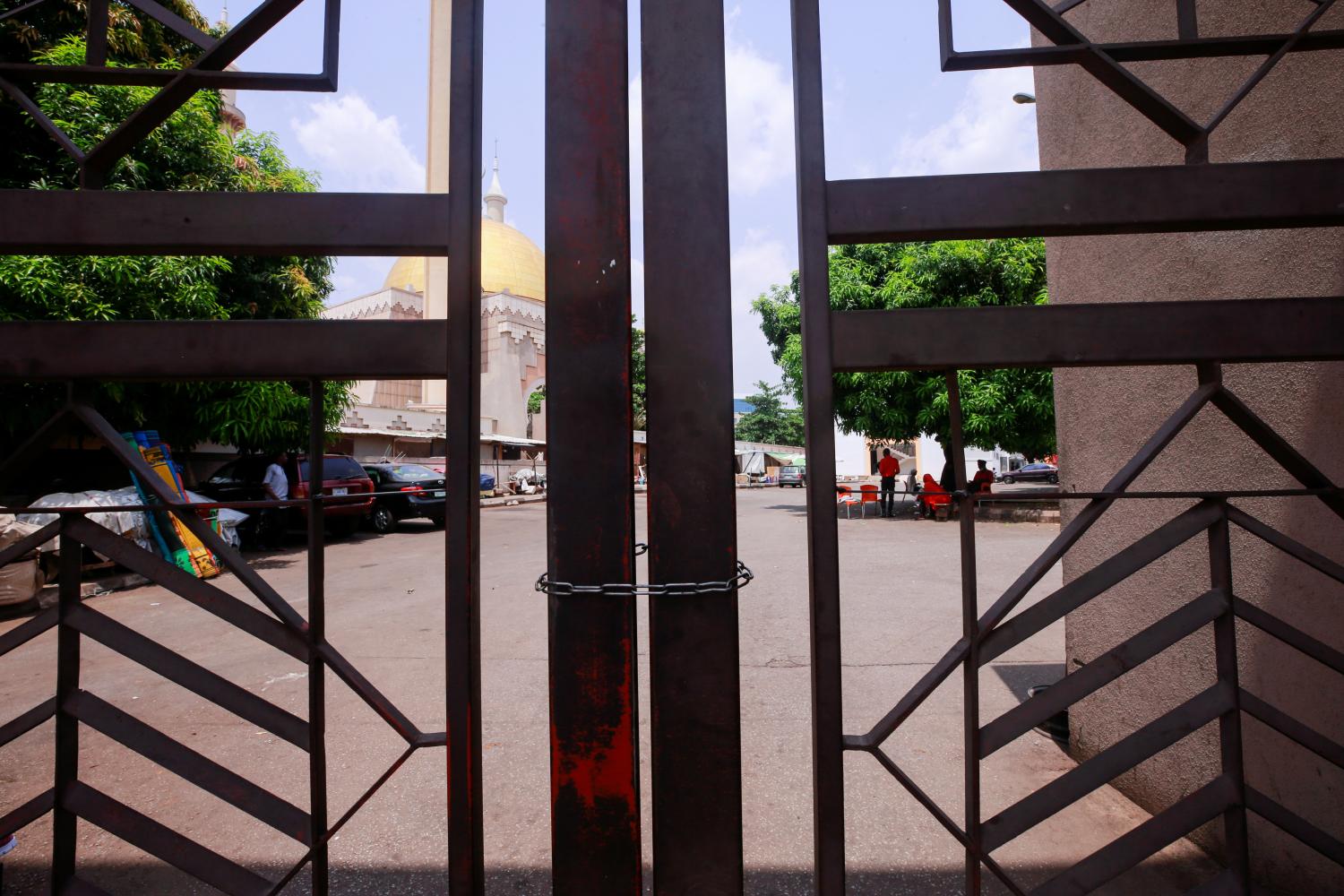 A chain is used to secure the gate of the Abuja National Mosque, as the spread of the coronavirus disease (COVID-19) continues in Abuja, Nigeria March 27, 2020. REUTERS/Afolabi Sotunde