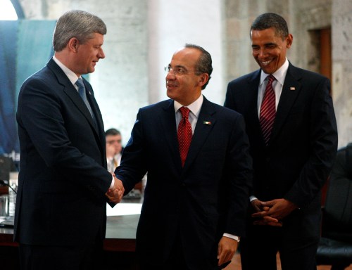 Canada's Prime Minister Stephen Harper (L) shakes hands with Mexico's President Felipe Calderon (C) as U.S. President Barack Obama looks on during a trilateral meeting at the North American Leaders' Summit in Guadalajara August 10, 2009. Leaders of the United States, Mexico and Canada gather on Monday to present a united front to try to limit the spread of the H1N1 swine flu, but there is less unity on simmering trade issues.       REUTERS/Chris Wattie       (MEXICO POLITICS)