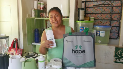 A HOPE lady receives an HPV self-testing kit at her workplace in the market in Pachacutec, Peru (Credit: Center for Global Women’s Health Technologies)