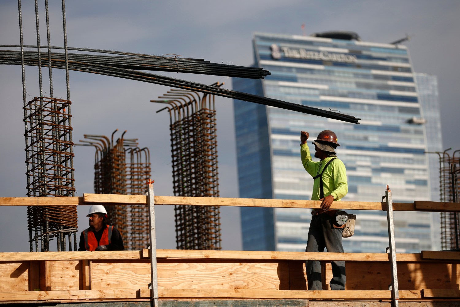 Men work on a construction site for a luxury apartment complex in downtown Los Angeles, California March 17, 2015. U.S. housing starts plunged to their lowest level in a year in February likely as harsh weather kept building crews at home in the latest indication that the economy hit a soft patch in the first quarter. REUTERS/Lucy Nicholson (UNITED STATES - Tags: REAL ESTATE BUSINESS)