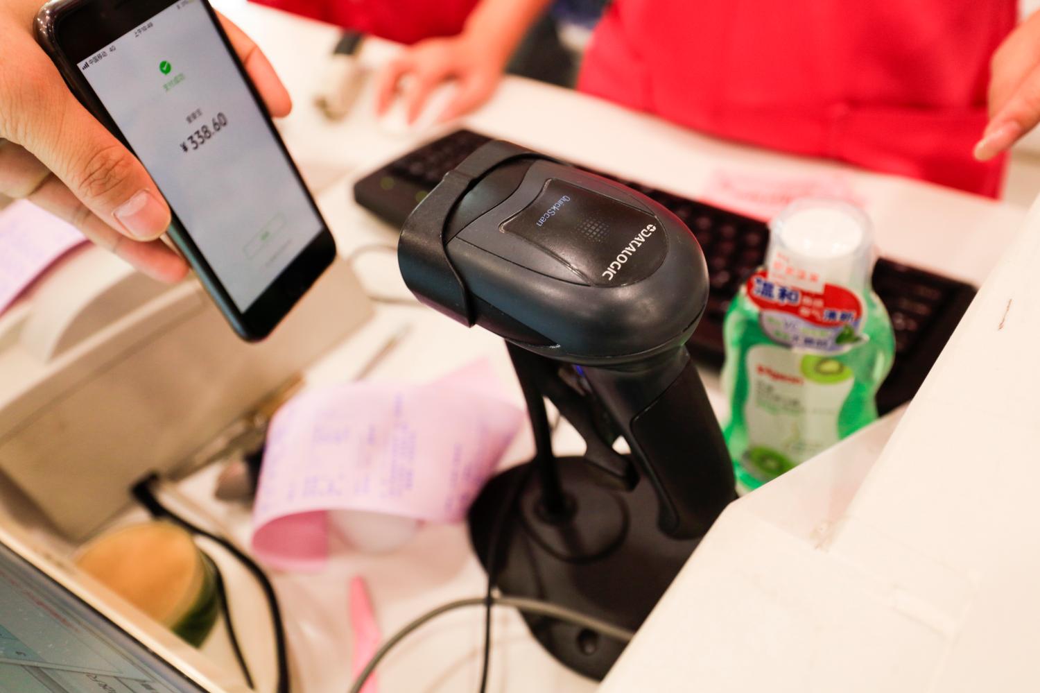 --FILE--A local resident uses his smartphone to have the QR code scanned through the mobile app of Tencent's WeChat Payment function to pay his purchases at a shopping mall in Shanghai, China, 26 September 2018.WeChat Pay, one of China's biggest mobile payment platforms, is set to expand its presence in Singapore next month at more than 600 retail outlets. From November 1, Cold Storage, Giant, Guardian and 7-Eleven stores across Singapore will start accepting payments through the Tencent-operated platform. The initiative was announced by Singapore Dairy Farm (the regional parent company of the four brands) and Singaporean mobile payment company NETS, which offers cashless QR payment services at more than 55,000 terminals across the country. Chinese nationals based in Singapore or visiting the country as tourists will be able to scan NETS QR code terminals in the 600 retail outlets with WeChat Pay, with transactions conducted in yuan based on the point-of-sale foreign exchange rate. Dairy Farm and NETS said in their statement that the cooperation with WeChat Pay would help serve the growing number of Chinese tourists visiting Singapore. According to the Singapore Tourism Board, arrivals from China in 2017 were up by 13 percent on the previous year, reaching 3.2 million. While WeChat Pay and its rival, Alibaba's Alipay, have ventured overseas into several countries, the services are only available to Chinese nationals.No Use China. No Use France.