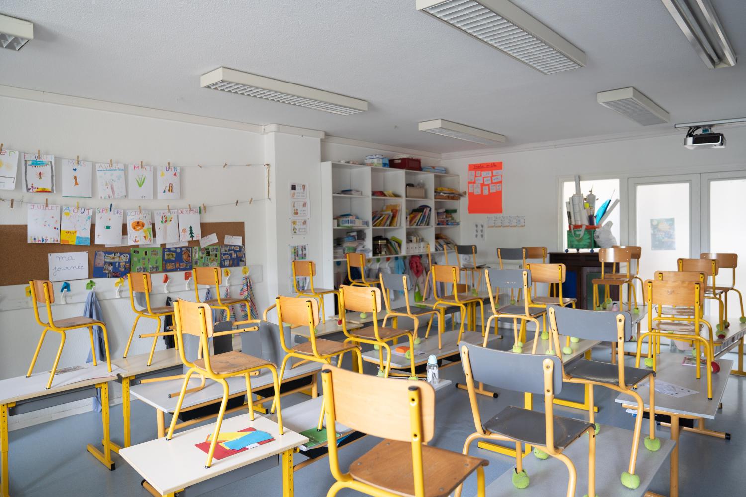 An empty classroom with chairs stocked on tables in a Bordeaux elementary school. Bordeaux, April 23, 2020.Une classe vide de ses eleves avec les chaise stockes sur les table dans une ecole elementaire de bordeaux. Bordeaux, 23 Avril 2020.NO USE FRANCE