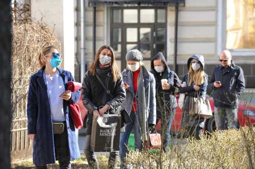 People queue before undergoing medical tests for coronavirus disease (COVID-19) at a laboratory in Moscow, Russia March 26, 2020. Alexander Avilov/Moscow News Agency/Handout via REUTERS  ATTENTION EDITORS - THIS IMAGE HAS BEEN SUPPLIED BY A THIRD PARTY. NO RESALES. NO ARCHIVES. MANDATORY CREDIT.