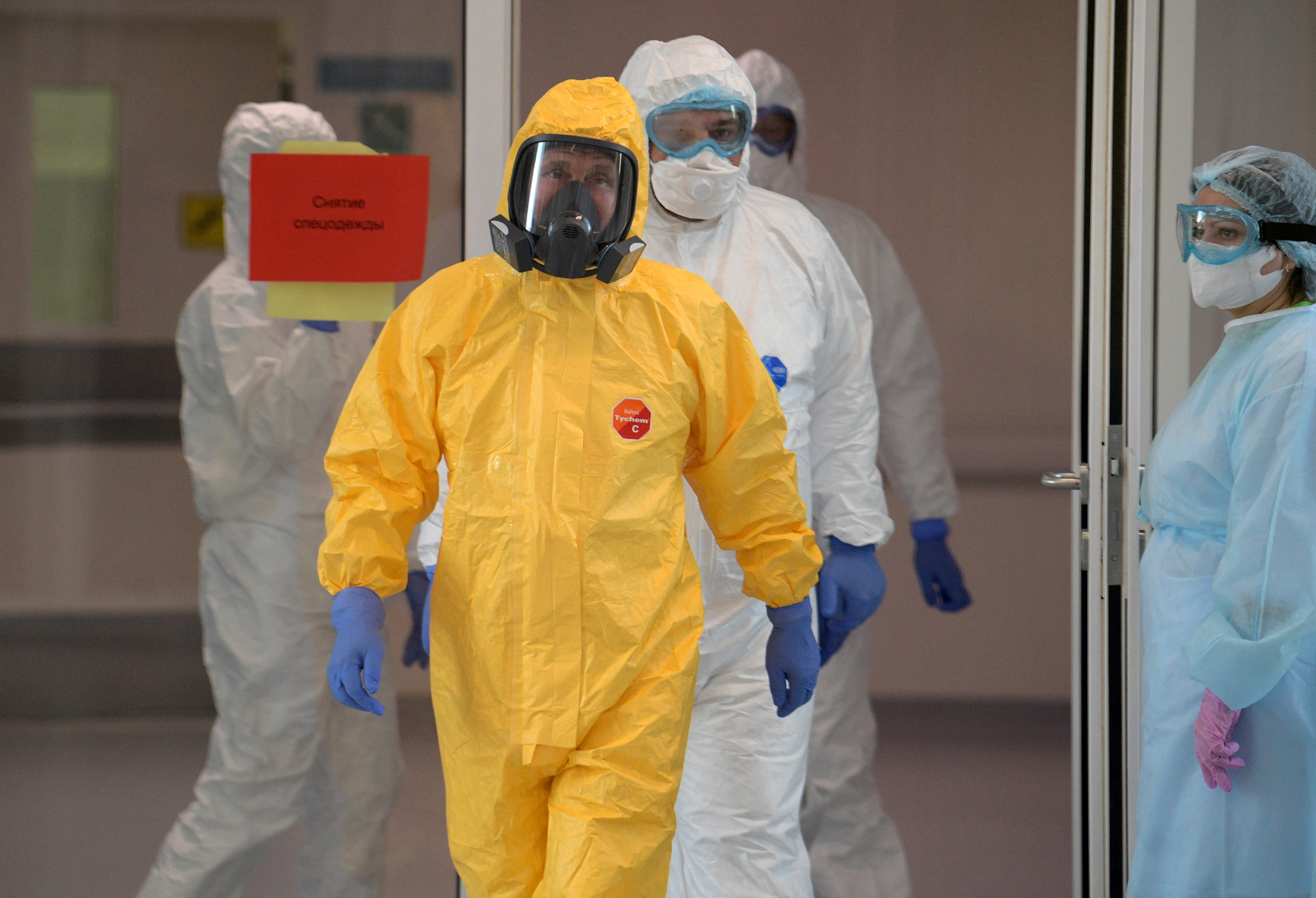 Russian President Vladimir Putin wearing protective gear walks at a hospital for patients infected with coronavirus disease (COVID-19) on the outskirts of Moscow, Russia March 24, 2020. Sputnik/Alexey Druzhinin/Kremlin via REUTERS ATTENTION EDITORS - THIS IMAGE WAS PROVIDED BY A THIRD PARTY.     TPX IMAGES OF THE DAY