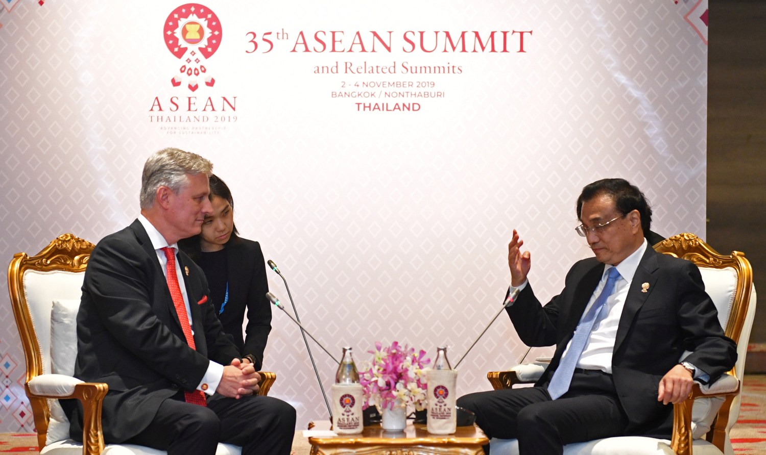 U.S. National Security Advisor Robert C. O'Brien and Chinese Premier Li Keqiang attend the East Asia Summit (EAS) in Bangkok, Thailand, November 4, 2019. REUTERS/Chalinee Thirasupa