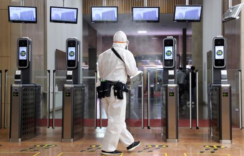 SEOUL, SOUTH KOREA - In the photos taken on February 20, 2020, medical workers sterilize all public places in downtown Seoul on February 20, 2020. After South Korea reported the first death of a patient with COVID -19 on Thursday (20) and confirmed 53 new cases of coronavirus, raising the total of infected to 104 in the country, the authorities take more preventive measures against coronavirus.