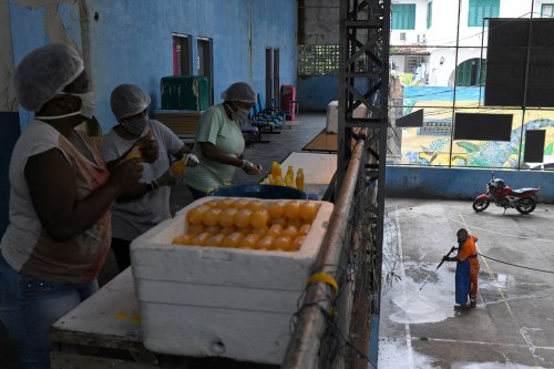 A group of residents of the Chapeu Mangueira slum, prepares food for distribute it to homeless people in Copacabana neighborhood during the coronavirus disease (COVID-19) outbreak, in Rio de Janeiro, Brazil, April 11, 2020.  REUTERS/Lucas Landau      TPX IMAGES OF THE DAY
