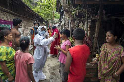 KMC (Kolkata Mucicipal corporation) health workers check for fever among residents of a slum area in Kolkata midst the 2nd phase of lockdown in India due to covid 19 pandemic. This is to curb the spread of Covid 19 in the country. The second phase is handled with more strict rules by the administration. Kolkata, West Bengal, India April 23, 2020 Photo by Arindam Mukherjee/ABACAPRESS.COM