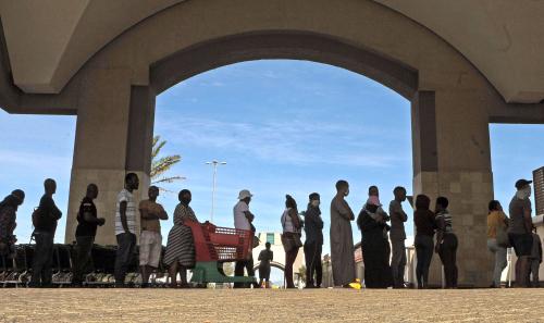 CAPE TOWN, SOUTH AFRICA.- In the photo taken on March 29, 2020, People queued in front of grocery stores across the Western Cape on the first day of the closure due to the Coronavirus outbreak. South Africa announced its first two deaths from coronavirus on Friday as the number of cases in the country exceeded 1,000, at the start of a three-week quarantine.