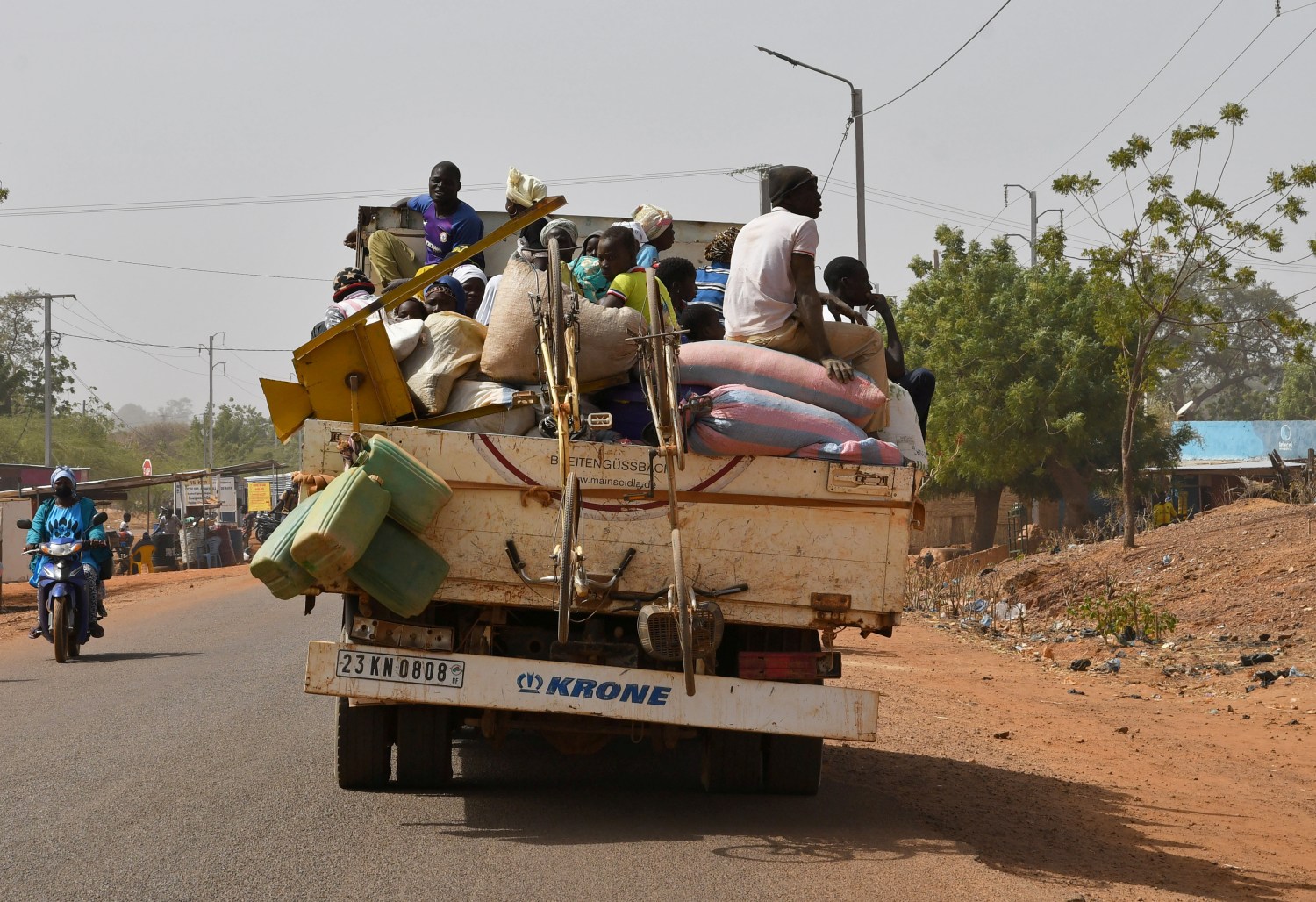 FILE PHOTO: Displaced people, who fled from attacks by armed militants in the town of Roffenega arrive on a truck in the city of Kaya near Pissila, Burkina Faso January 24, 2020. Picture taken January 24, 2020. REUTERS/Anne Mimault/File Photo