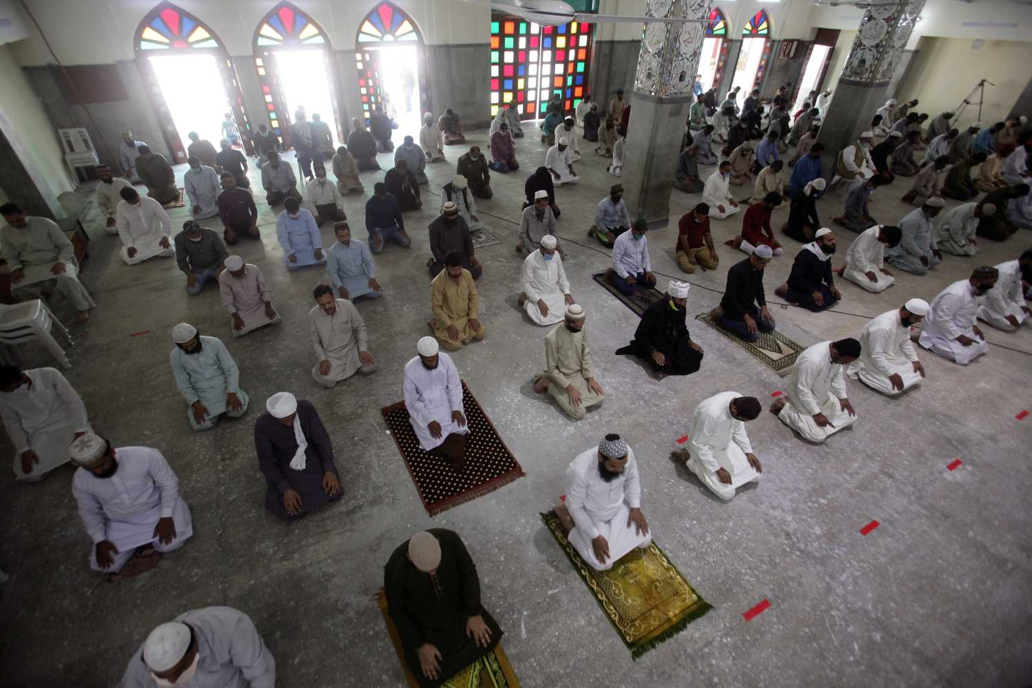 Muslims maintain safe distance as they attend Friday prayer after government limited congregational prayers and ordered to stay home, in efforts to stem the spread of the coronavirus disease (COVID-19), in Lahore, Pakistan April 24, 2020. REUTERS/Mohsin Raza