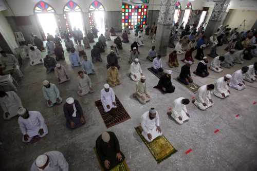 Muslims maintain safe distance as they attend Friday prayer after government limited congregational prayers and ordered to stay home, in efforts to stem the spread of the coronavirus disease (COVID-19), in Lahore, Pakistan April 24, 2020. REUTERS/Mohsin Raza