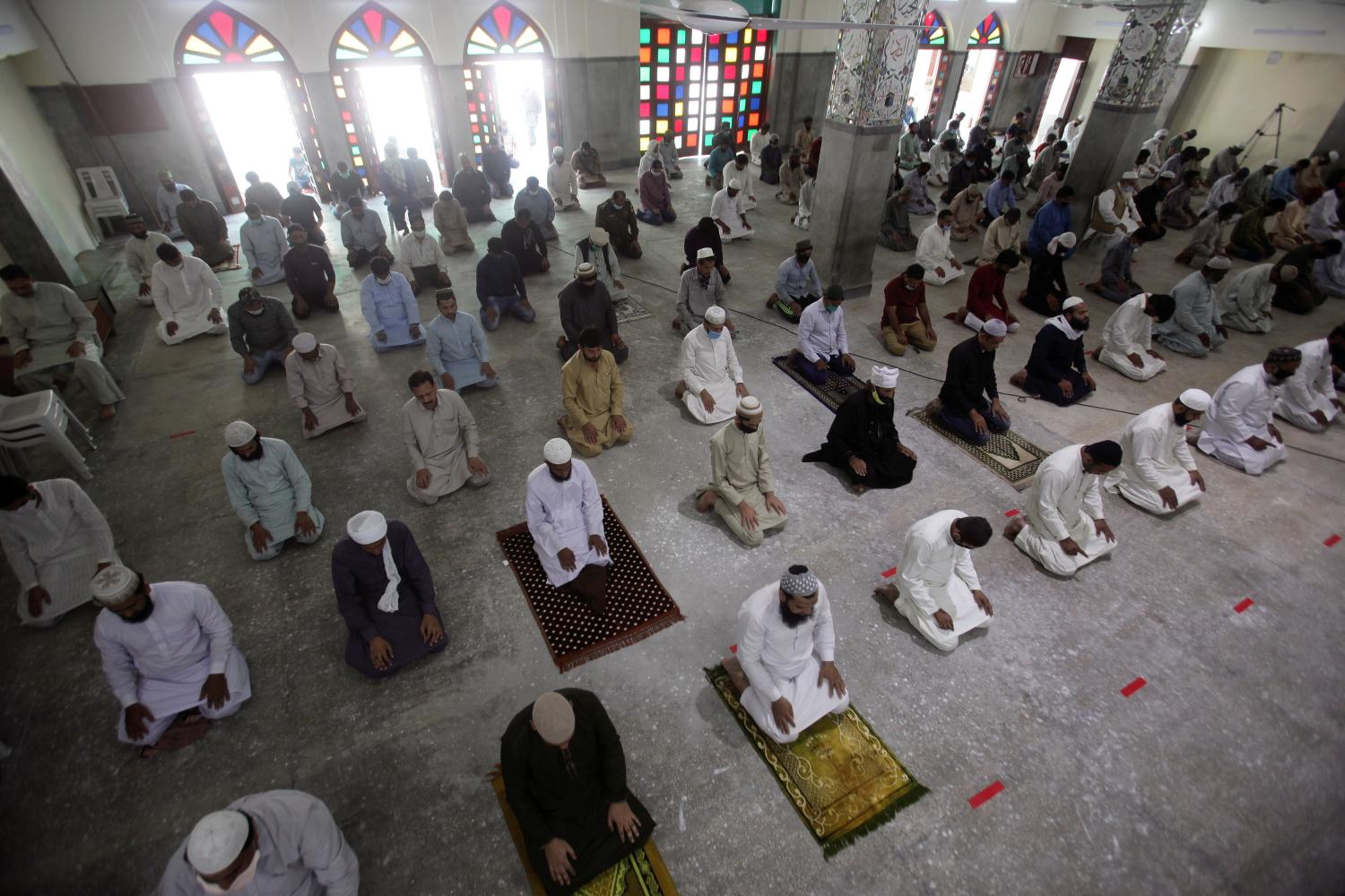 Muslims maintain safe distance as they attend Friday prayer after government limited congregational prayers and ordered to stay home, in efforts to stem the spread of the coronavirus disease (COVID-19), in Lahore, Pakistan April 24, 2020. REUTERS/Mohsin Raza
