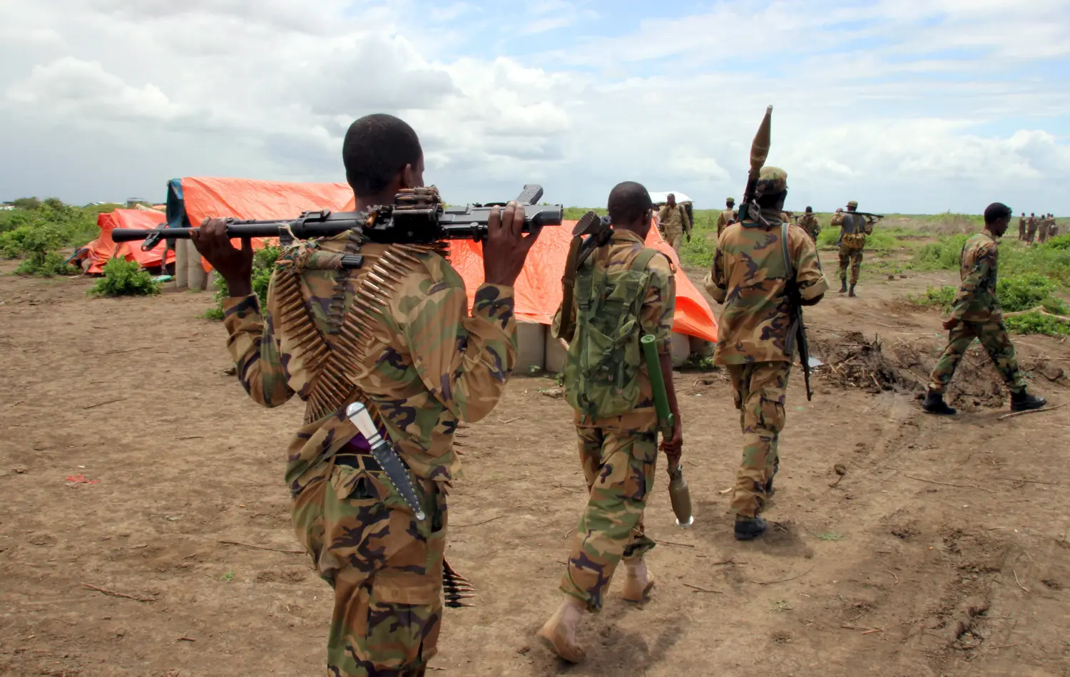 Jubbaland forces carry their ammunitions during a security patrol against Islamist al Shabaab militants in Bulagaduud town, north of Kismayu, Somalia, August 17, 2015. Ahmed Madobe, a former Islamist warlord won re-election on Saturday as president of Somalia's southern region of Jubbaland, a territory partly controlled by al Shabaab militants and at odds with the central government of the Horn of Africa country. The fate of Kismayu and Jubbaland is seen as a test of the central government's skill in building a federal system and pacifying a nation fought over for more than two decades by warlords and Islamist rebels. REUTERS/Abdiqani Hassan