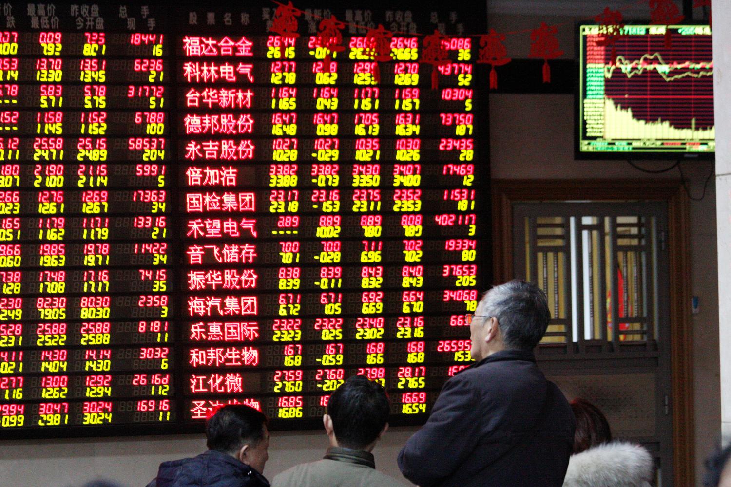 A Chinese investor looks at stock index and prices of shares (red for price rising and green for price falling) at a stock brokerage house in Nanjing city, east China's Jiangsu province, 14 February 2019.The China stock market on Thursday wrote a finish to the five-day winning streak in which it had surged almost 150 points or 5.9 percent. The Shanghai Composite Index now rests just beneath the 2,720-point plateau and it may extend its losses on Friday (15 February 2019). The global forecast for the Asian markets is mixed to lower on concerns for trade and the outlook for interest rates. The European and U.S. markets were mostly lower and the Asian markets are likely to open in similar fashion. The SCI finished barely lower on Thursday following losses from the energy producers, while the financials and properties came in mixed. For the day, the index dipped 1.37 points or 0.05 percent to finish at 2,719.70 after trading between 2,707.49 and 2,729.46. The Shenzhen Composite Index rose 9.16 points or 0.66 percent to end at 1,398.84.No Use China. No Use France.