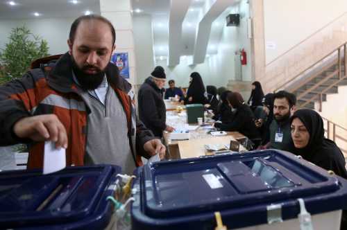 A man casts his vote during parliamentary elections at a polling station in Tehran, Iran February 21, 2020. Nazanin Tabatabaee/WANA (West Asia News Agency) via REUTERS ATTENTION EDITORS - THIS IMAGE HAS BEEN SUPPLIED BY A THIRD PARTY.