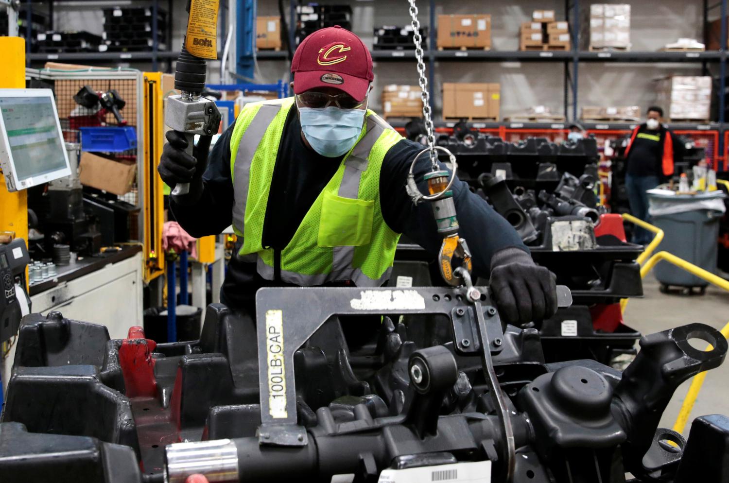 Dana Inc. assembly technician Brandon Green wears a face mask as he works to assemble axles for automakers, as the auto industry begins reopening amid the coronavirus disease (COVID-19) outbreak, at the Dana plant in Toledo, Ohio,U.S., May 18, 2020. REUTERS/Rebecca Cook