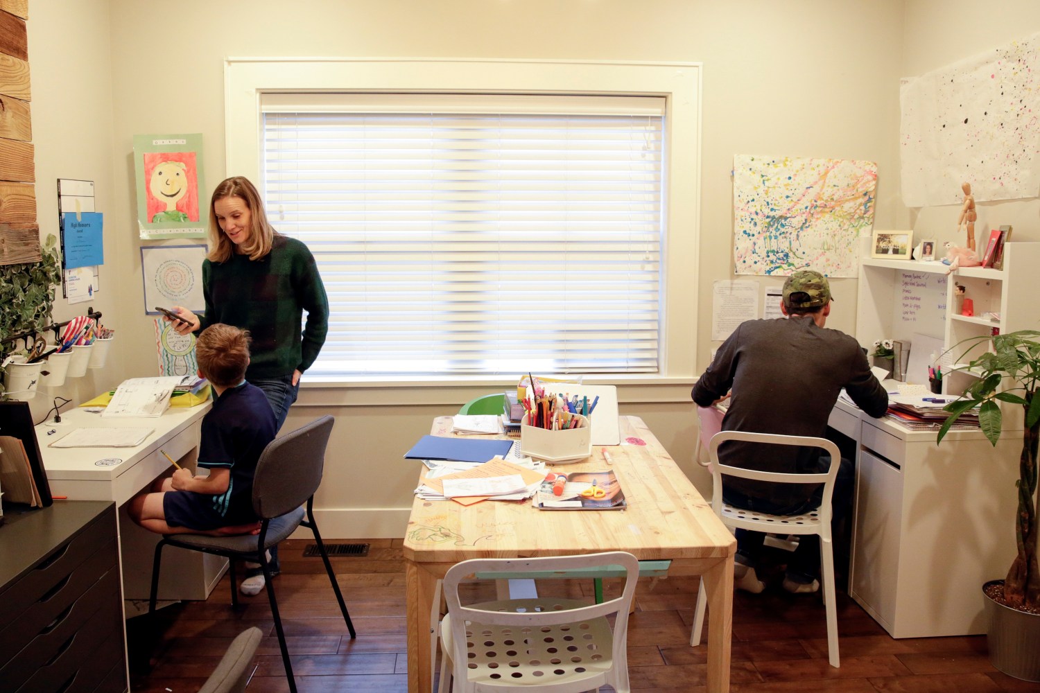 Helen and Tyler McClenahan help their kids with school work at home during Washington Governor's "stay home, stay healthy" initiative as efforts continue to help slow the spread of coronavirus disease (COVID-19) in Seattle, Washington, U.S. March 27, 2020.  REUTERS/Jason Redmond