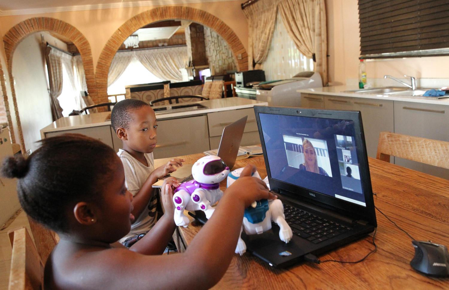 South Africa - Durban - 29 April 2020 - Ayamaah Mazibuko (7) grade 1 at Maris Stella and Nkanyezi Mazibuko (10) grade 4 at Durban Preparatory School (DPHS) noth from Westville doing online learning at home Photo by Doctor Ngcobo/African News Agency/RealTime Images/ABACAPRESS.COMNo Use South Africa out.