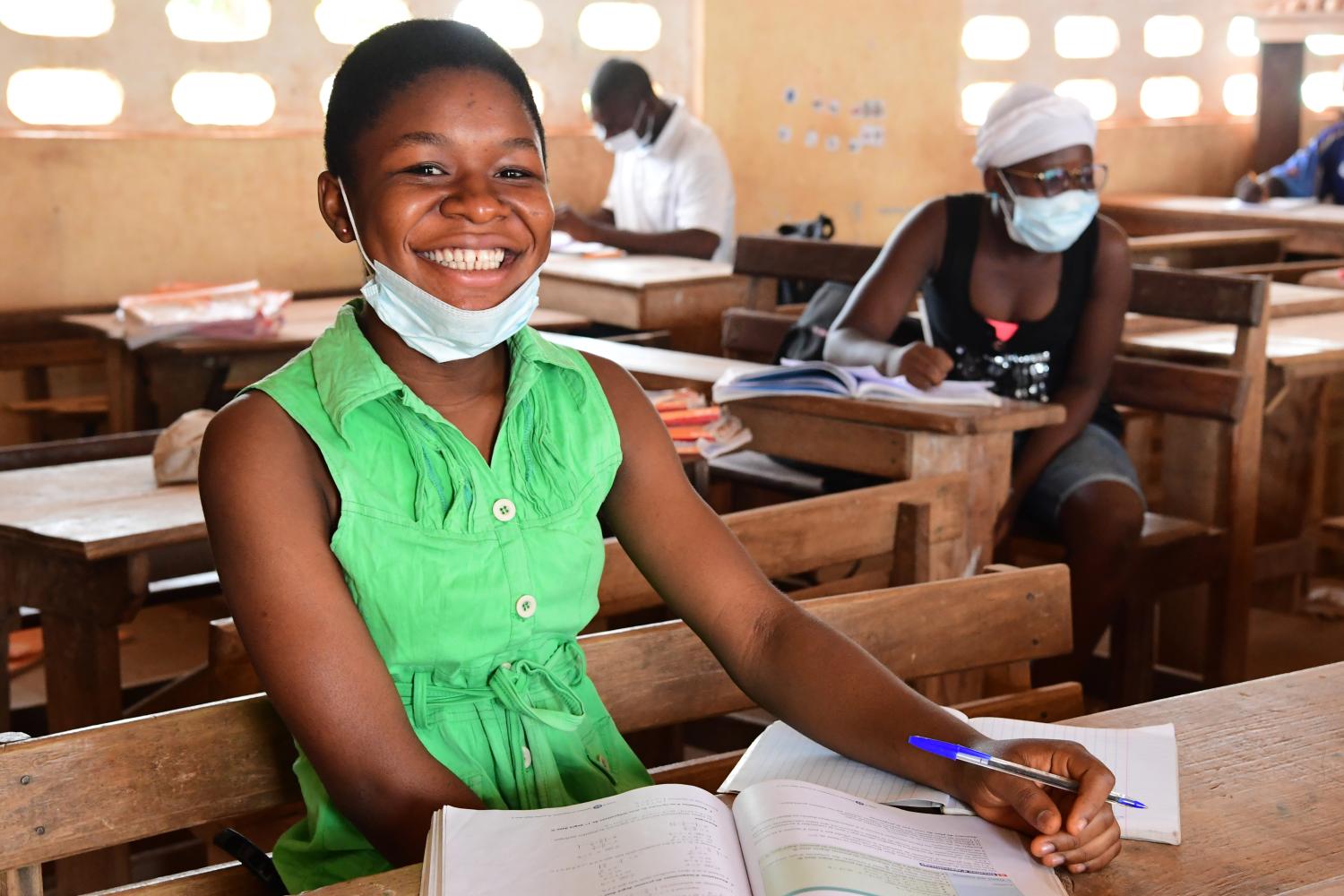 Arielle Sadia, a 16 years old student in Odienné, in the Northwest of Côte d'Ivoire. During the coronacrisis schools are closed. But theimath teacher was reluctant and took the initiative to teach with a limited group of students twice a week for two hours.They respect the social distance and wear a mask during classes. "I find it a dood initiative because I can not just sit and wait at home doing nothing. I prefer to come to school. I encourage the youth to study even more now during this crisis. My dream is to become an engineer. " says the young girl and first of her class. For every child, education.