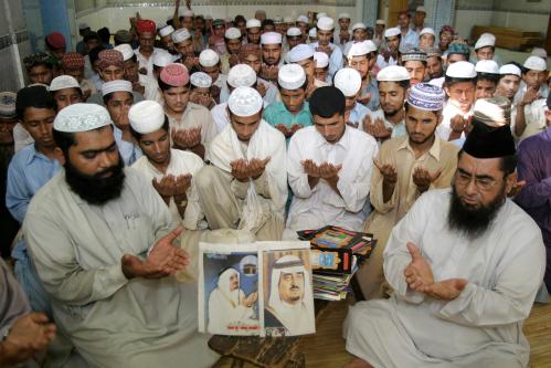 Pakistani teachers and students of a madrasa, or Islamic religious school, offer prayers for Saudi King Fahd in Multan August 2, 2005. Saudi Arabia's King Fahd was buried on Tuesday in a simple grave at a Riyadh cementry, Saudi state television said. REUTERS/Asim Tanveer  ZH/DY