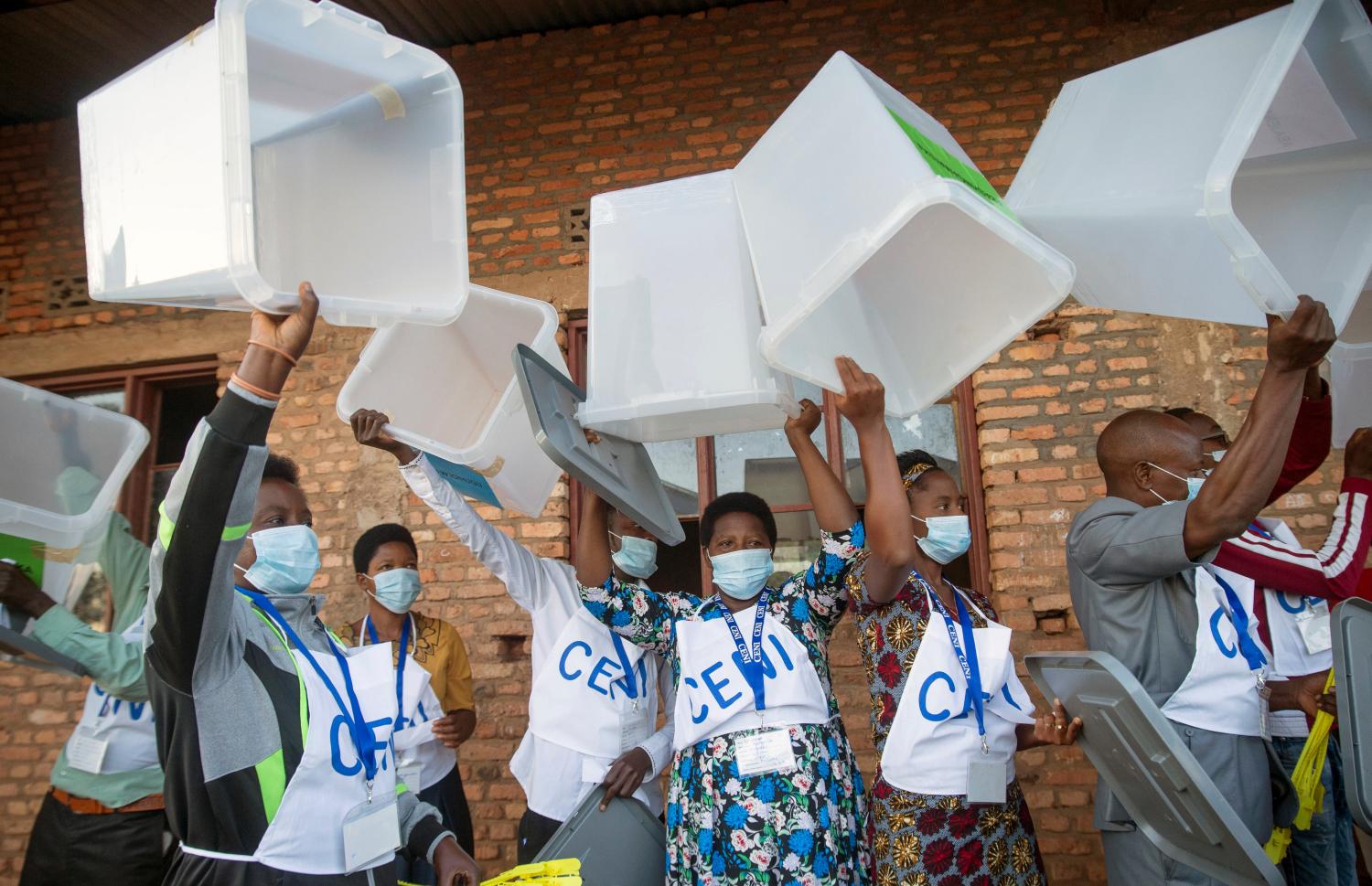 Members of the Independent National Electoral Commission (CENI) lift empty ballot boxes at a voting station during the Presidential, Legislative and Communal council elections, under the simmering political violence and the growing threat of the coronavirus disease (COVID-19) spread, in Gitega, Burundi May 20, 2020. REUTERS/Evrard Ngendakumana