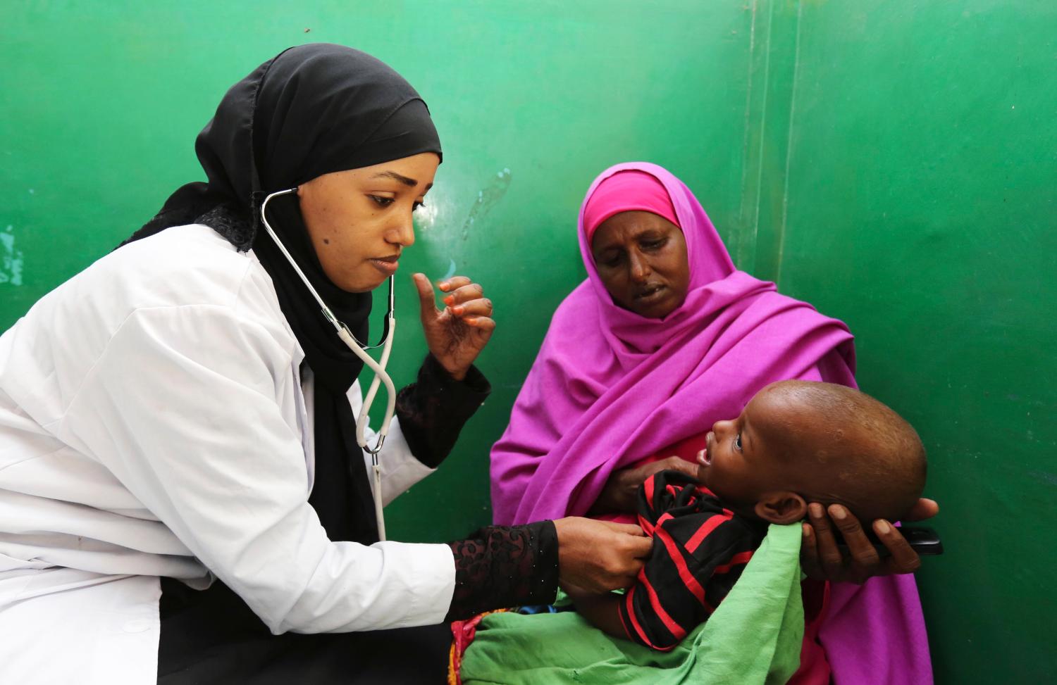 A nurse attends to a child suffering from effects of drinking contaminated water from a well, at a hospital in Yaqshid district in Somalia's capital Mogadishu December 13, 2014. REUTERS/Feisal Omar (SOMALIA - Tags: FOOD HEALTH SOCIETY)