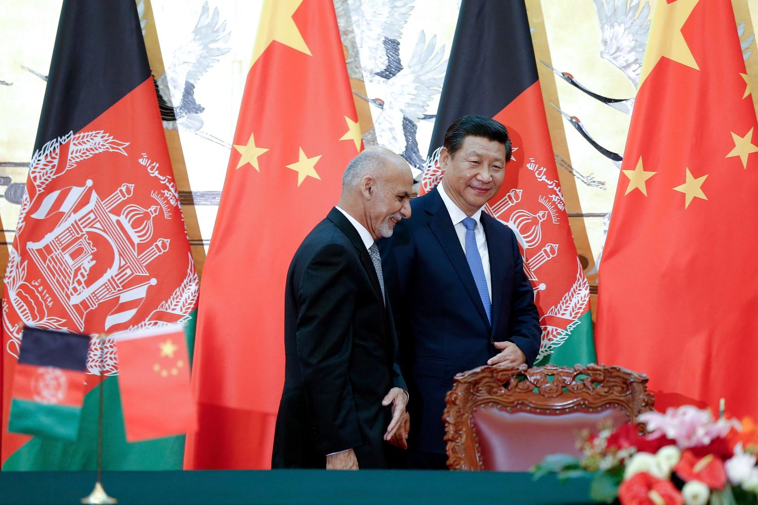 Chinese President Xi Jinping (R) and Afghan President Ashraf Ghani Ahmadzai attend a signing ceremony at the Great Hall of the People in Beijing October 28, 2014. REUTERS/Lintao Zhang/Pool (CHINA - Tags: POLITICS)