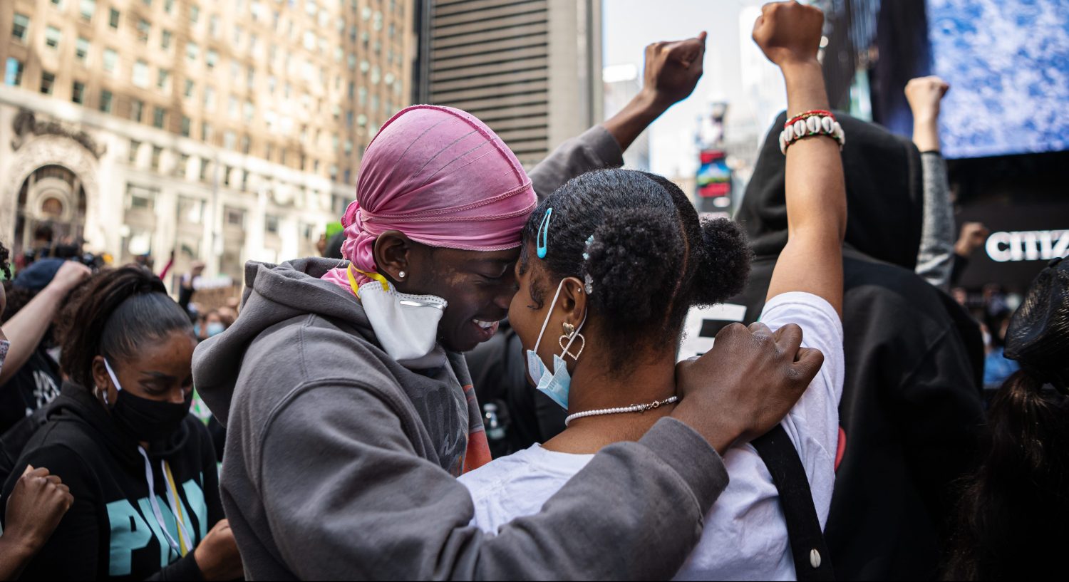 200601 Keion Staton and Aissatou Traore embrace each other and raise their arms during a protest over the death of George Floyd, on June 1, 2020 at Times Square in the Manhattan borough of New York, NY, USA. Photo: Joel Marklund / BILDBYRÅN / kod JM / 88157 bbeng protest demonstration Black Lives Matter No Use Sweden. No Use Norway. No Use Austria.